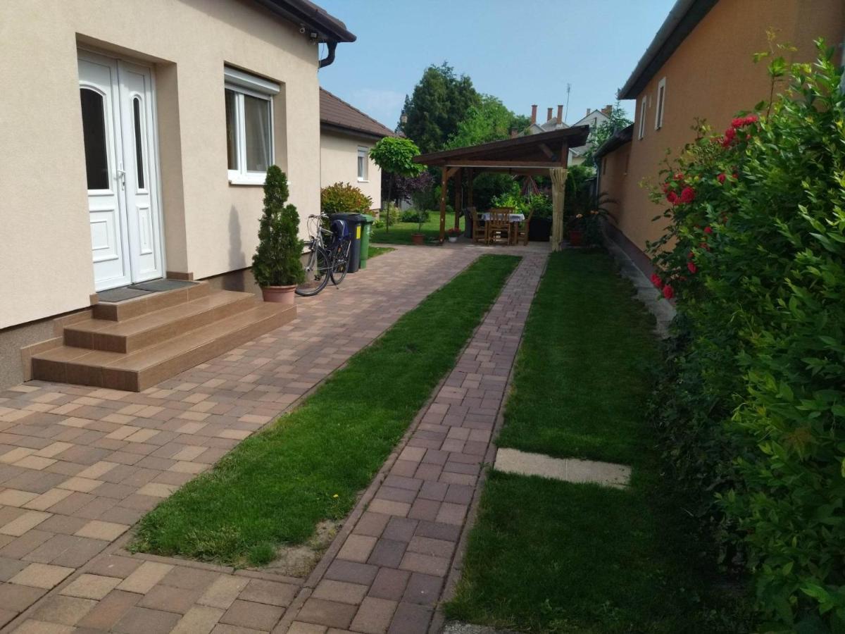Kurucz Vendeghaz Hajduszoboszlo Apartment Екстериор снимка